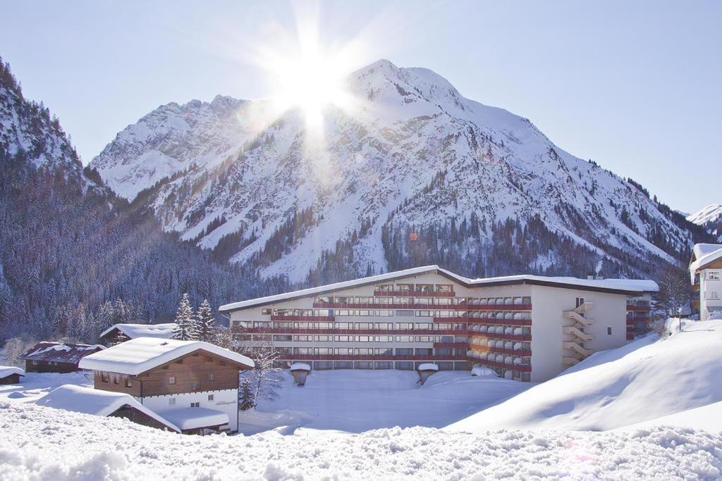 Spacious Corner Apartment In Aparthotel Kleinwalsertal มิทเทลแบร์ก ภายนอก รูปภาพ